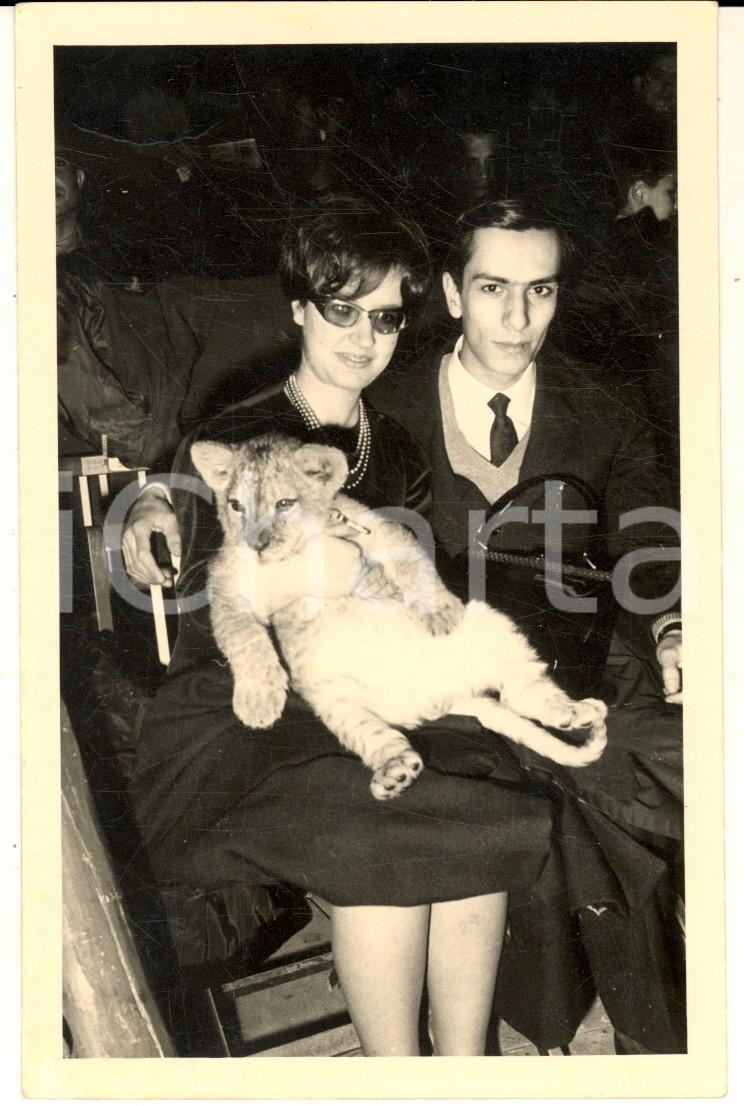 Fotografia d epoca originale 1962 ITALIA Circo  Darix TOGNI   Spettatori con un cucciolo Foto VINTAGE 9x14 1