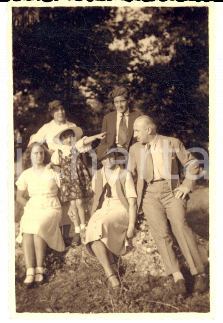 Fotografia d epoca originale Luglio 1934 ITALIA Ritratto di famiglia con bambina in giardino  Foto cartolina 1