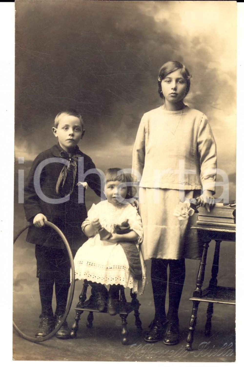 Fotografia d epoca originale 1925 ca BIELLA Ritratto di tre fratelli con i loro giocattoli Foto S. ROSSETTI 1