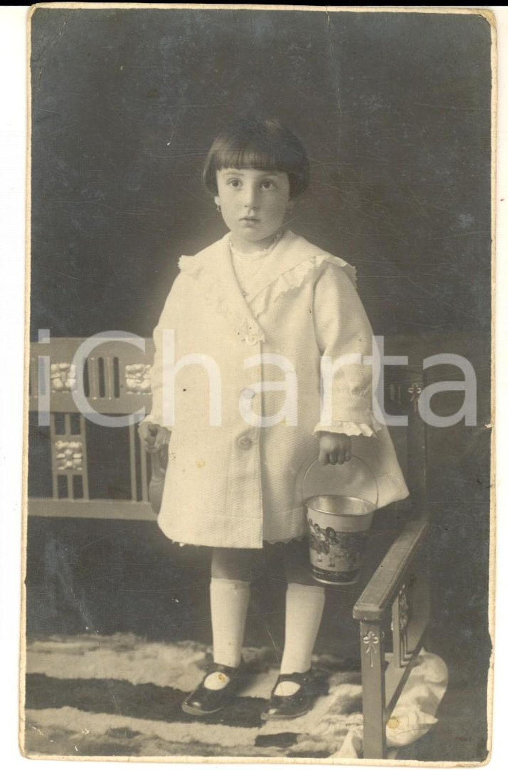 Fotografia d epoca originale 1930 ca ITALIA Ritratto di bambina con un secchiello  Foto cartolina VINTAGE 1