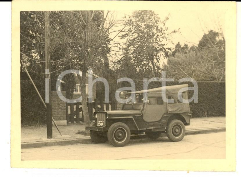 Fotografia d epoca originale 1950 ca s. l. AUTOMOBILISMO Jeep WRANGLER WILLYS MB vicino a villetta Foto 10x7 1