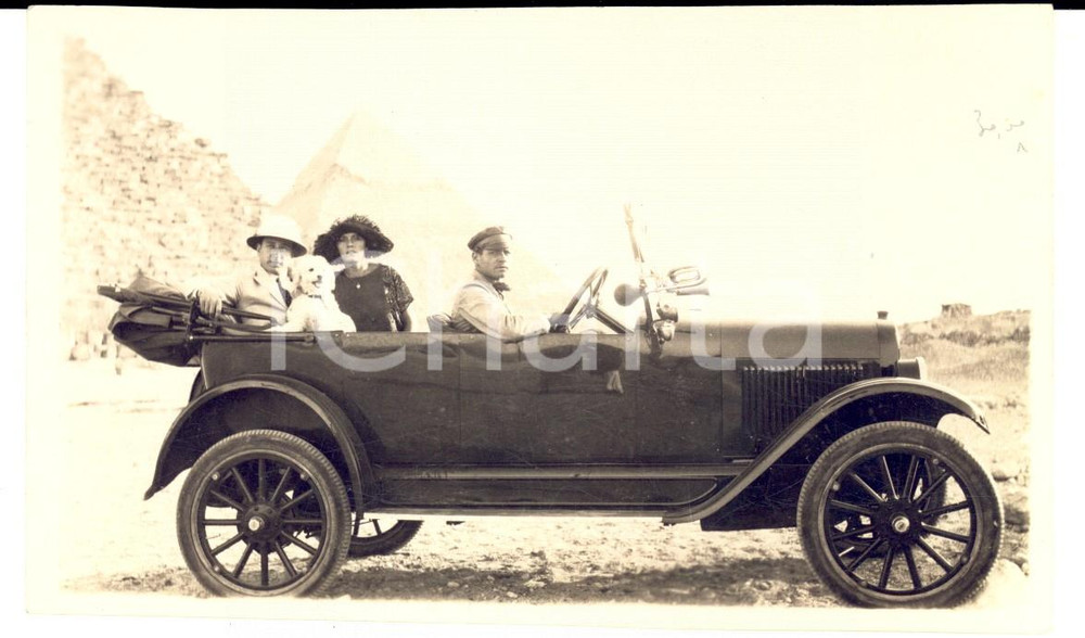 Fotografia d epoca originale 1920 ca EGITTO Coppia in visita alle Piramidi con auto e barboncino Foto 14x8 1
