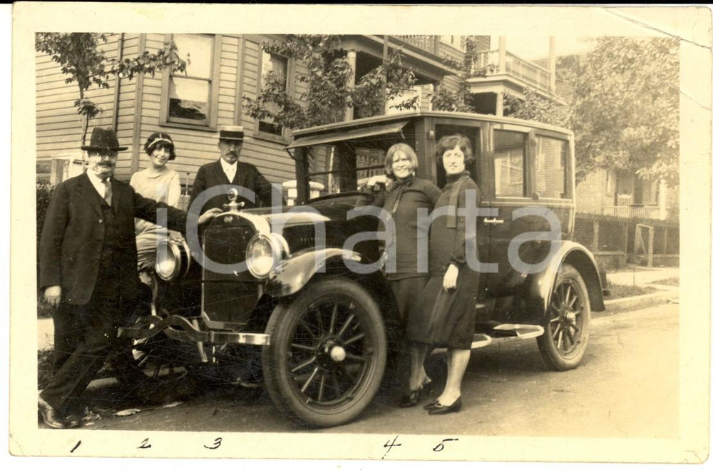 Fotografia d epoca originale 1925 ca USA Famiglia italoamericana con auto CHEVROLET SUPERIOR Foto 14x9 cm 1