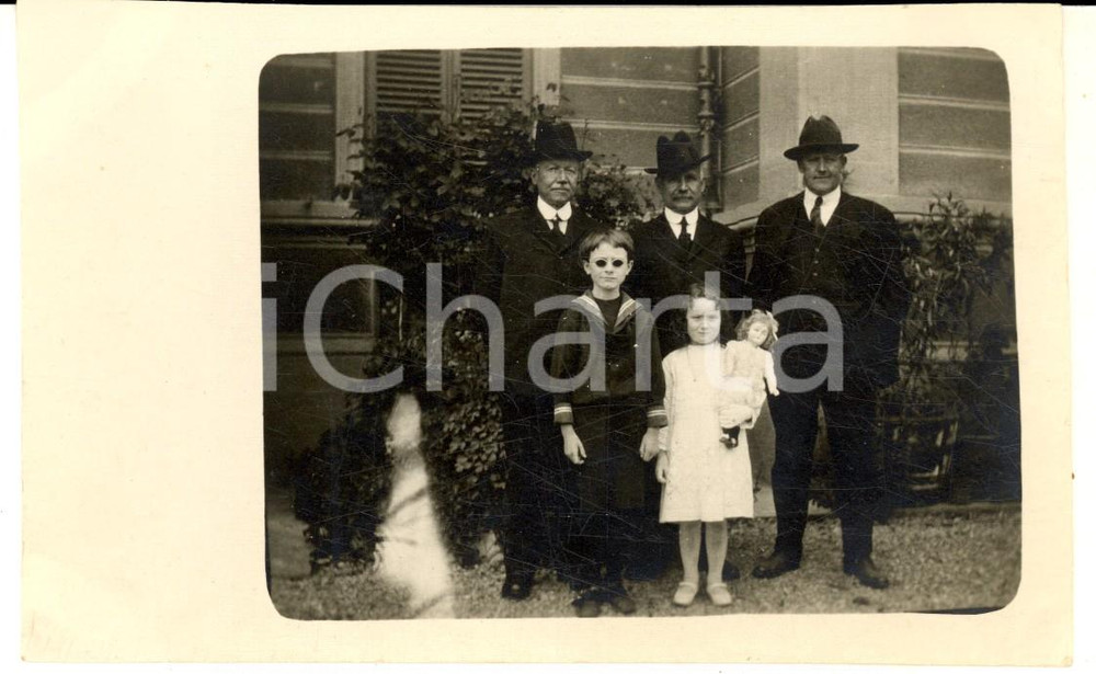 Fotografia d epoca originale 1930 ca FORNO CANAVESE Ritratto di famiglia con bambino cieco  Foto cartolina 1 1