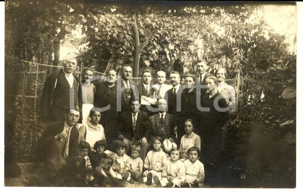 Fotografia d epoca originale 1930 ca FORNO CANAVESE Ritratto di famiglia in casa di campagna  Foto cartolina 1