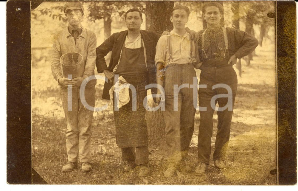 Fotografia d epoca originale 1925 FRANCE Gruppo di giovani amici operai in un bosco Foto cartolina 1
