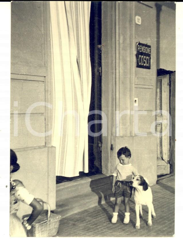Fotografia d epoca originale 1955 ca LIGURIA ? Bambino con cane alla PENSIONE COSCI  Foto VINTAGE 8x10 cm 1