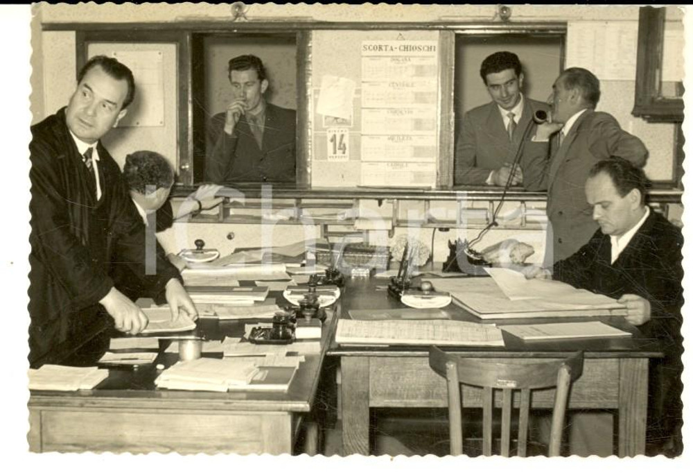 Fotografia d epoca originale 1955 ca MILANO ? Impiegati all ufficio postale  Fotografia VINTAGE 10x8 cm 1