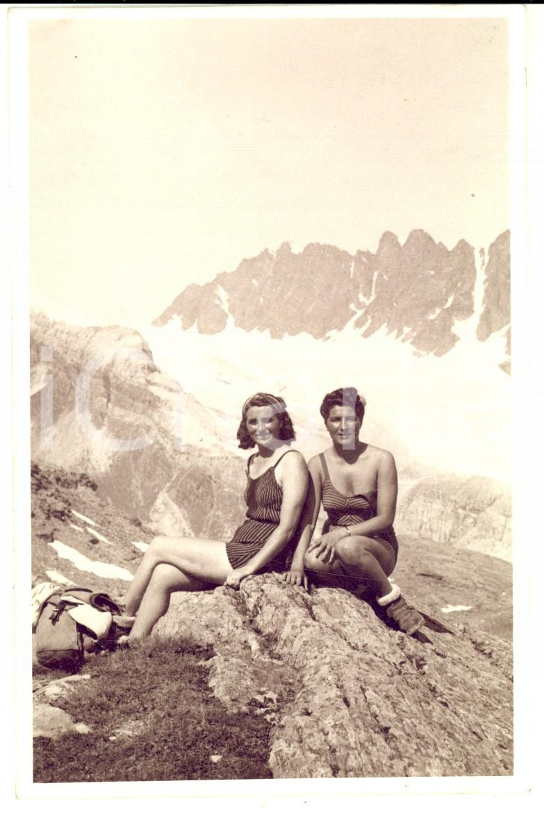 Fotografia d epoca originale Agosto 1941 GRUPPO DEL BERNINA Ritratto di due donne al sole  Foto VINTAGE 9x15 1