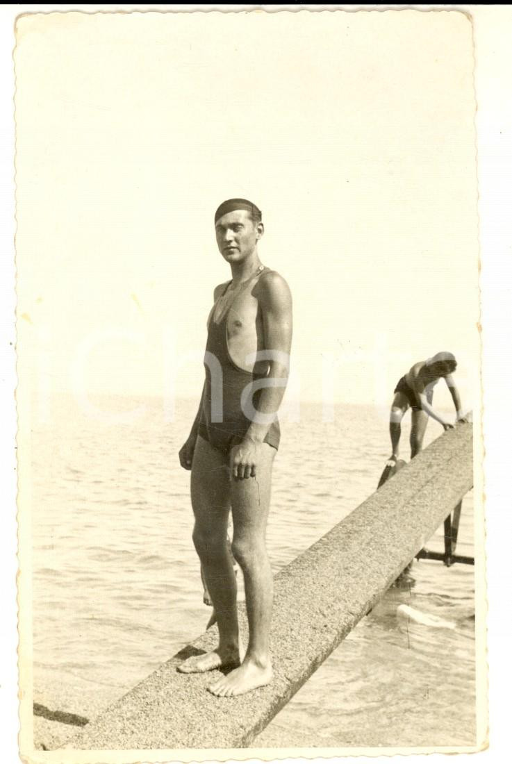 Fotografia d epoca originale 1925 ca FINALE LIGURE Ritratto maschile in costume intero Foto VINTAGE 1