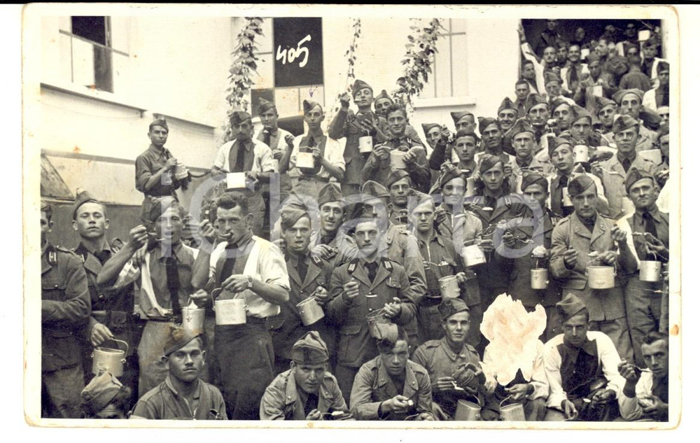 Fotografia d epoca originale 1935 ca ITALIA Rancio di un gruppo di ufficiali in caserma  Foto DANNEGGIATA 1