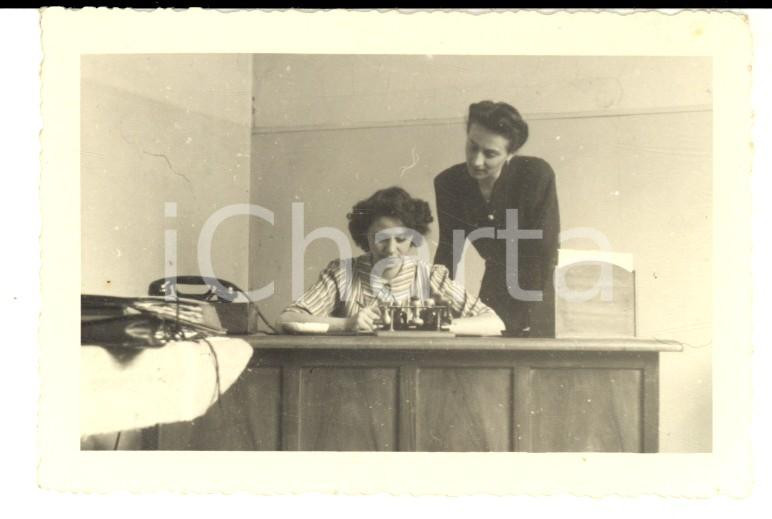Fotografia d epoca originale 1950 ca ITALIA Scuola per segretarie d azienda  Una lezione  Foto VINTAGE 9x6 1