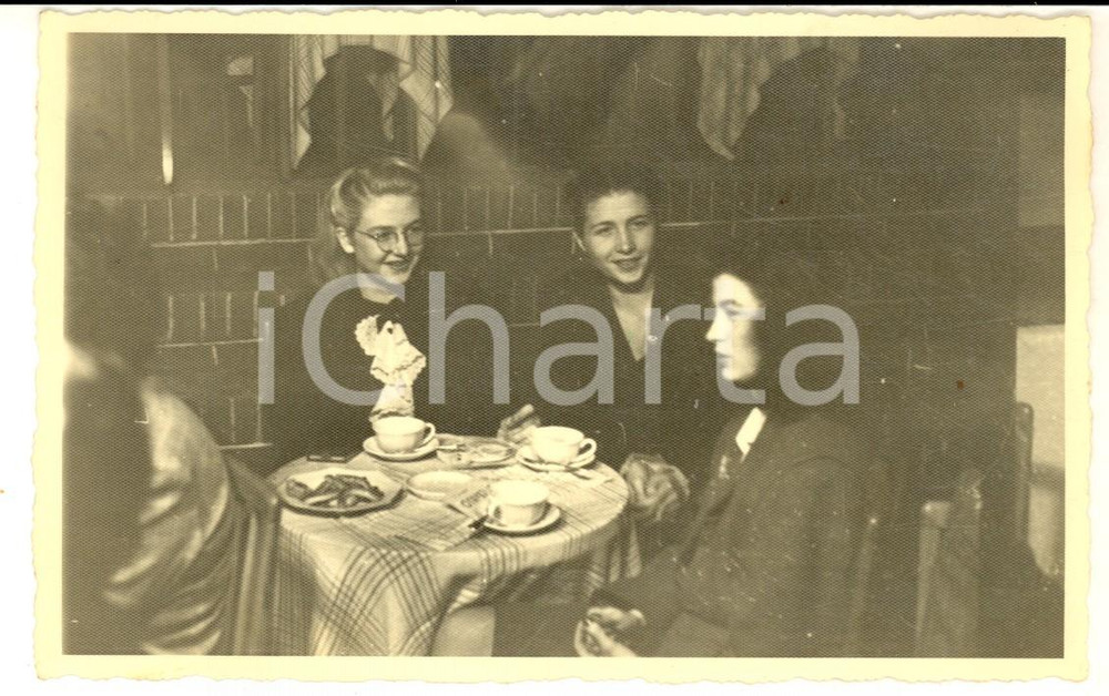 Fotografia d epoca originale 1940 ca ITALIA Una colazione al bar tra amiche  Foto cartolina VINTAGE 9x6 cm 1