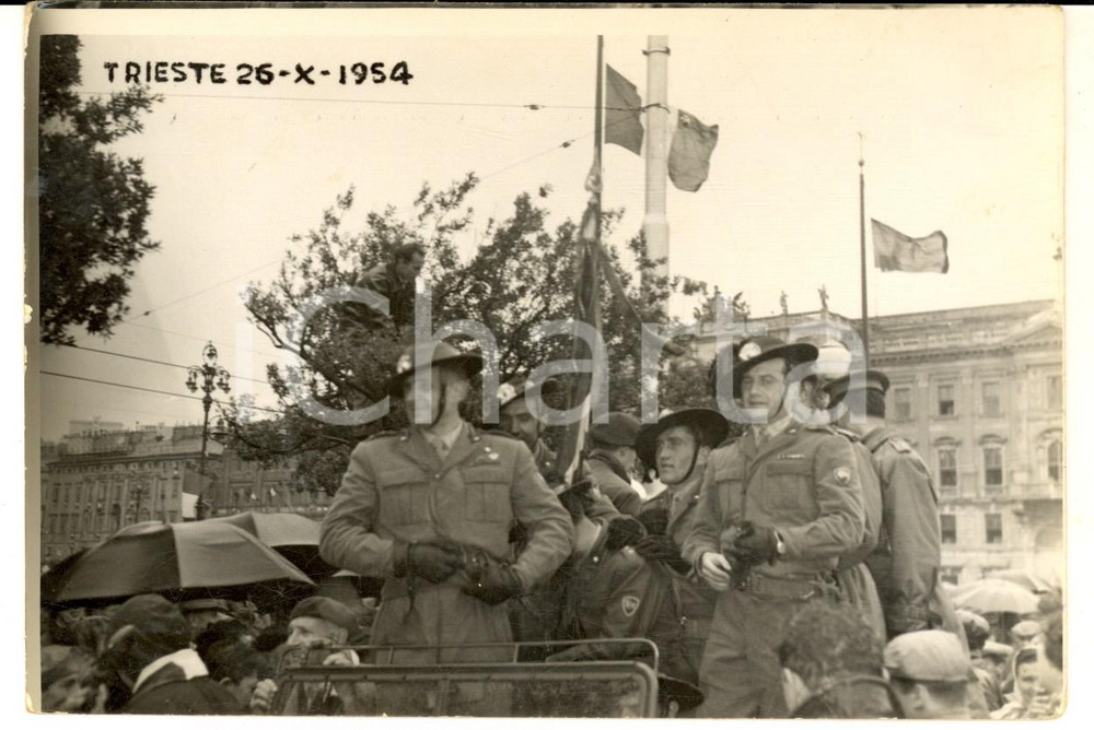 Fotografia d epoca originale 26 ottobre 1954 TRIESTE Ritorno all Italia  Bersaglieri in festa FOTO cartolina 1