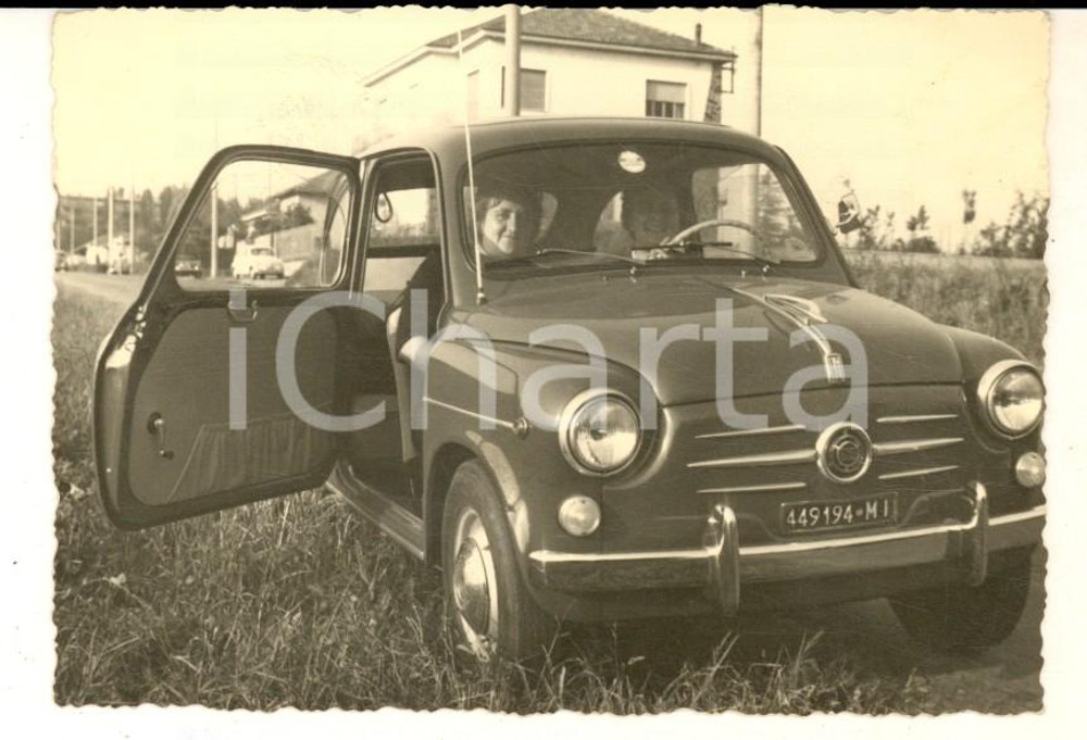 Fotografia d epoca originale 1960 ca AREA DI MILANO Coppia di amiche su FIAT 600 Foto VINTAGE 10x7 cm 1