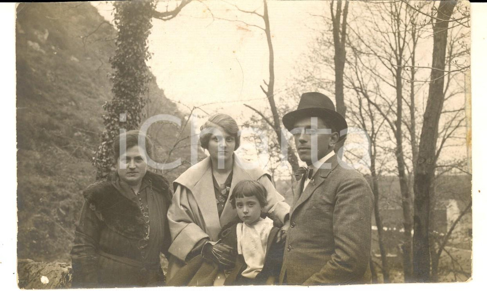 Fotografia d epoca originale 1920 ca NORD ITALIA Ritratto di famiglia in un bosco Foto ARTISTICA 15x9 cm 1