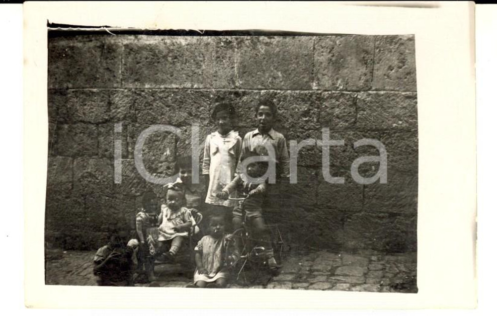 Fotografia d epoca originale 1940 ca ITALIA Gruppo di bambini in cortile tra i giochi  Foto VINTAGE 10x7 cm 1