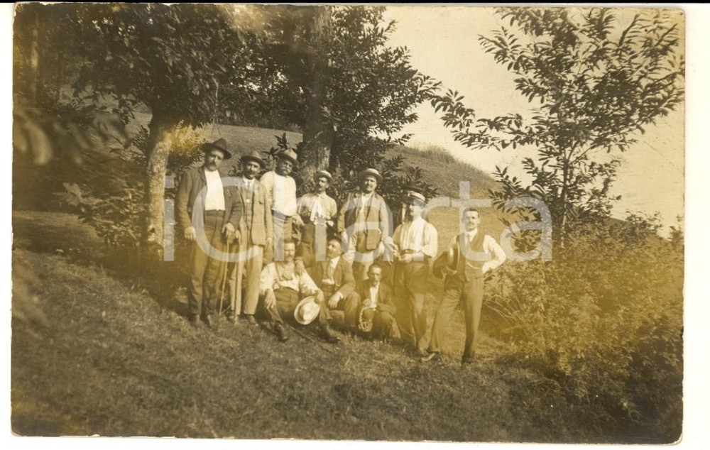 Fotografia d epoca originale 1919 ITALIA Un gruppo di escursionisti in collina  Foto cartolina VINTAGE 1