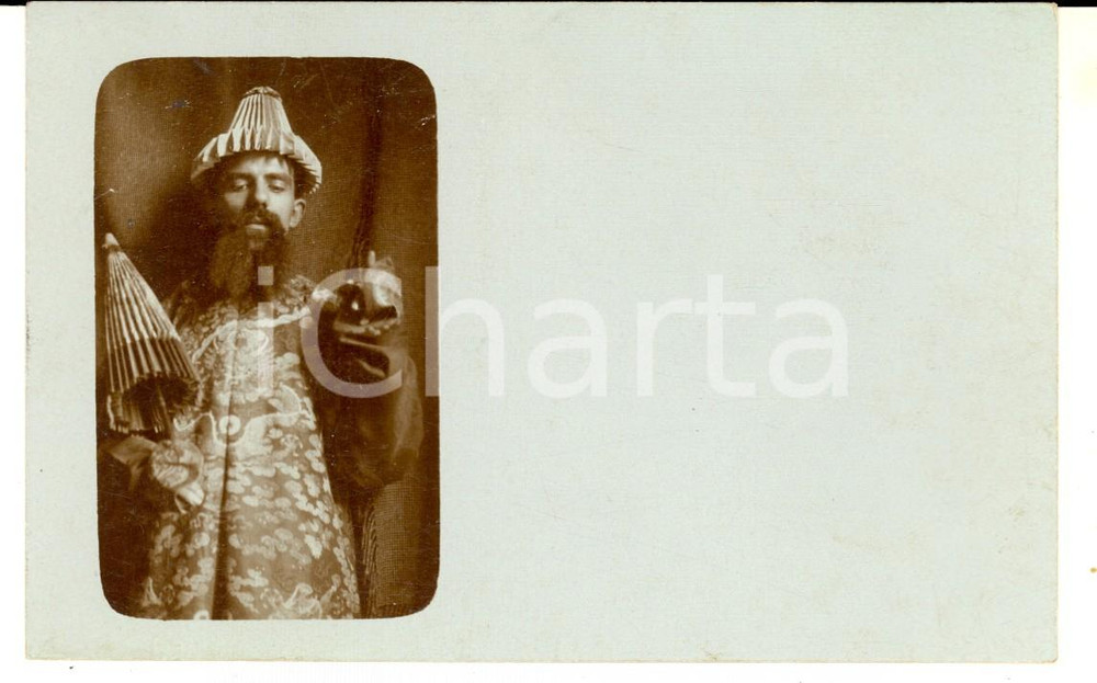 Fotografia d epoca originale 1910 ca ITALIA Ritratto maschile in abiti orientali e ombrellino  Foto CURIOSA 1