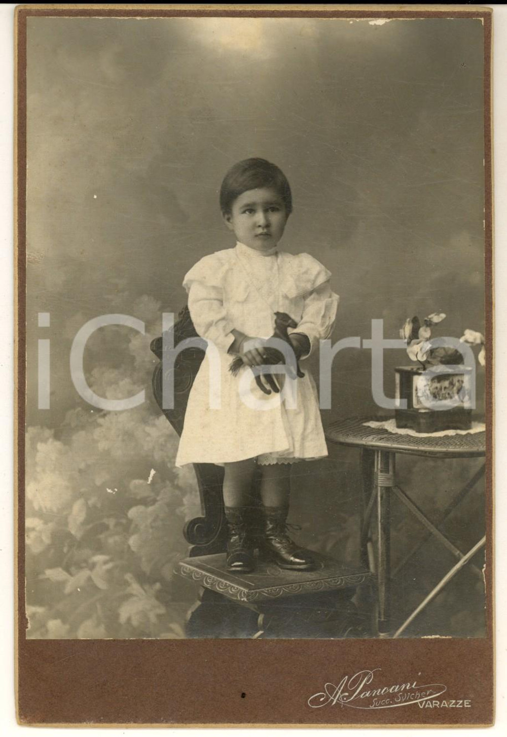 1915 ca VARAZZE Ritratto di bambina con cavallino giocattolo *Foto PANCANI