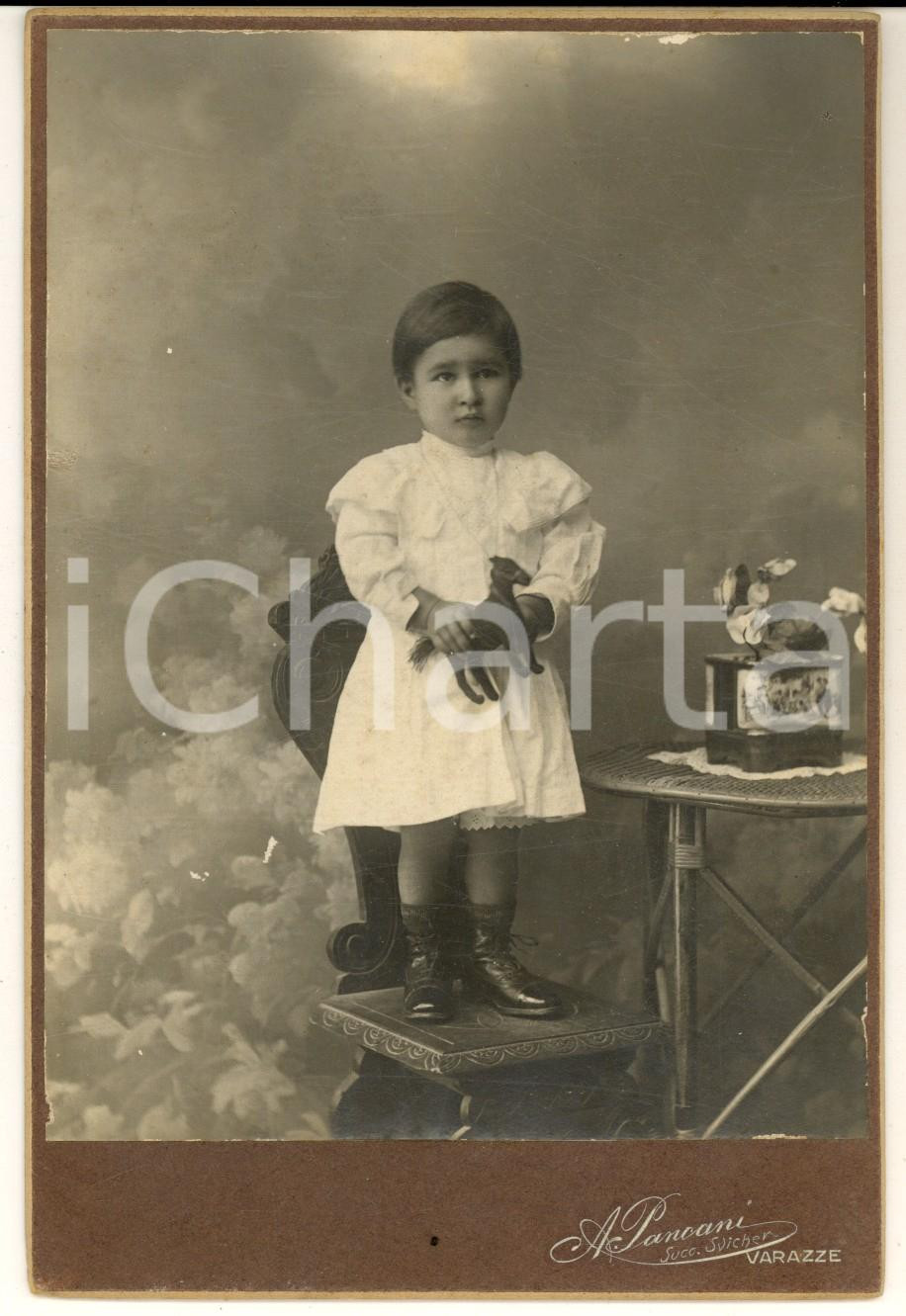 Fotografia d epoca originale 1915 ca VARAZZE Ritratto di bambina con cavallino giocattolo Foto PANCANI 1
