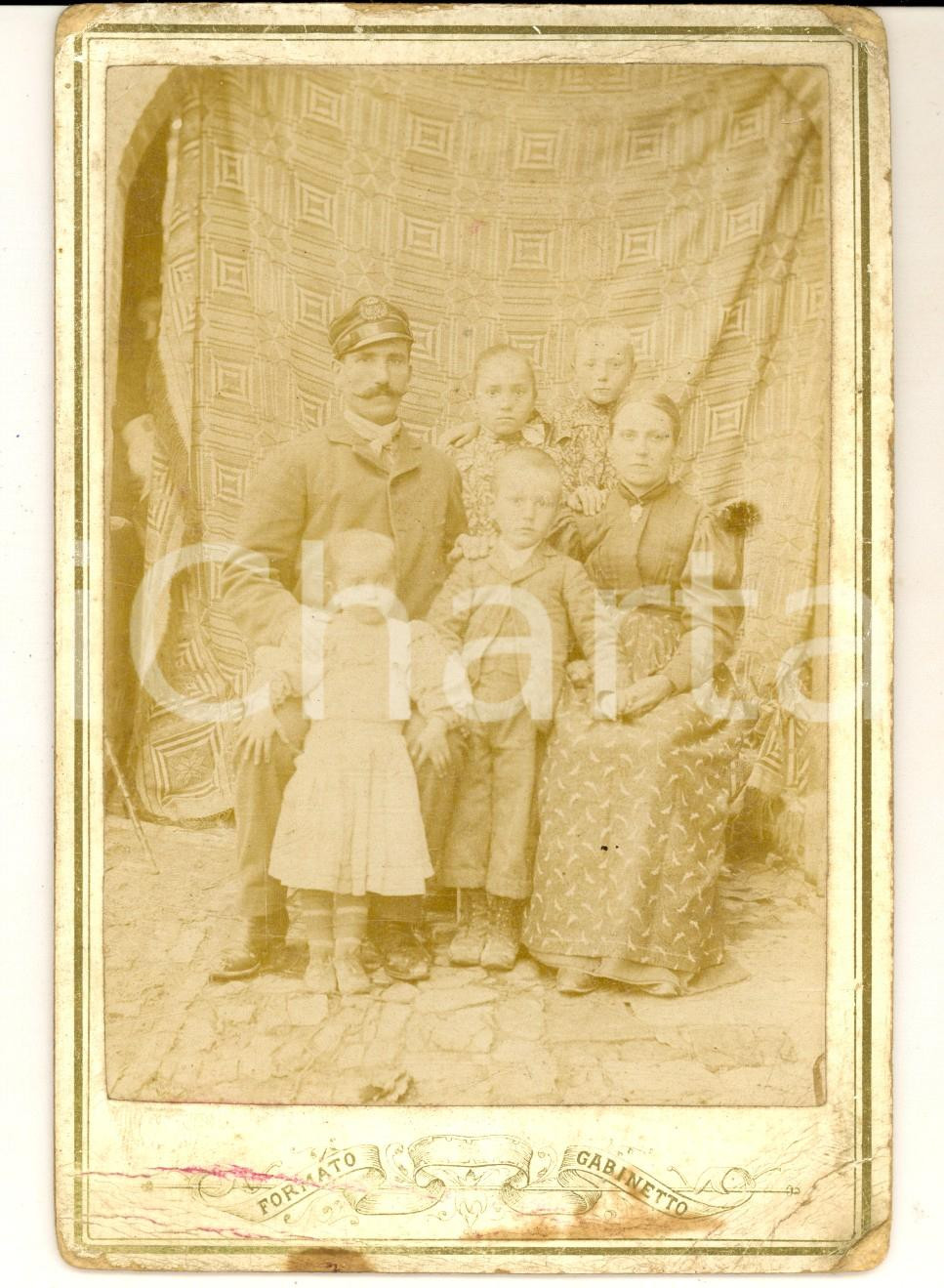 Fotografia d epoca originale 1880 ca ITALIA Ritratto di famiglia in cortile con uomo in divisa  Foto VINTAGE 1