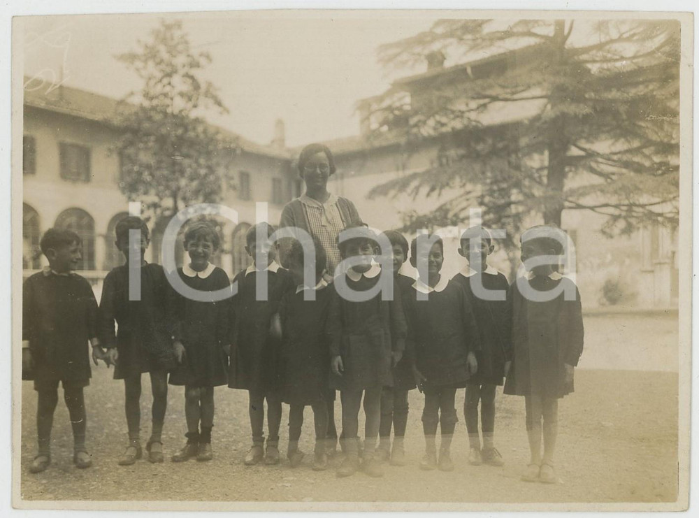 Fotografia d epoca originale 1930 ca MILANO Istituto ZACCARIA Alunni con in cortile con l insegnante Foto 1
