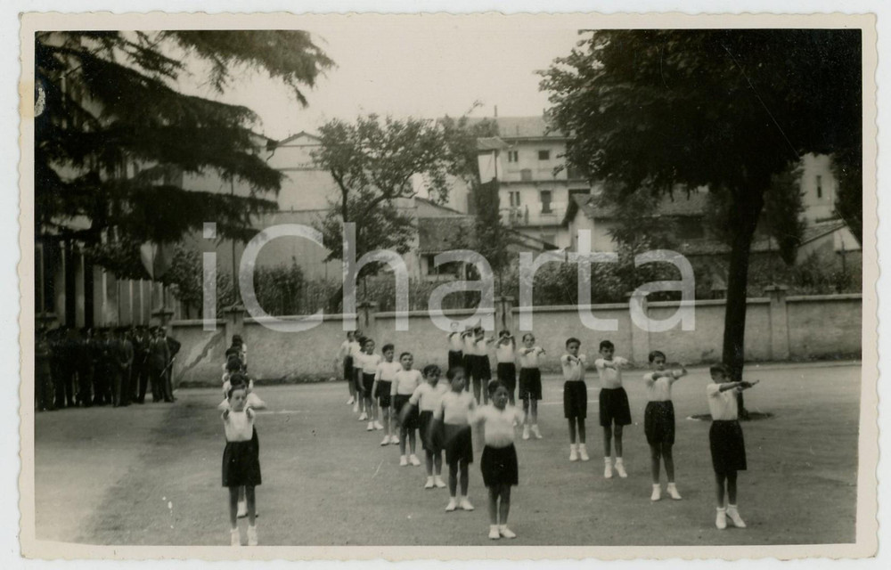 Fotografia d epoca originale 1937 MILANO Istituto ZACCARIA Saggio di ginnastica in cortile Foto cartolina 1