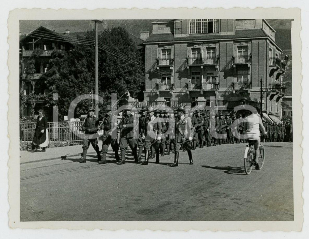 Fotografia d epoca originale 1939 MERANO ALPINI Corteo per la festa del reggimento  Fotografia 10x8 cm 1