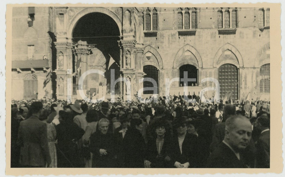 Fotografia d epoca originale 1942 SIENA Corteo storico del Palio  Pubblico in piazza Foto cartolina 1