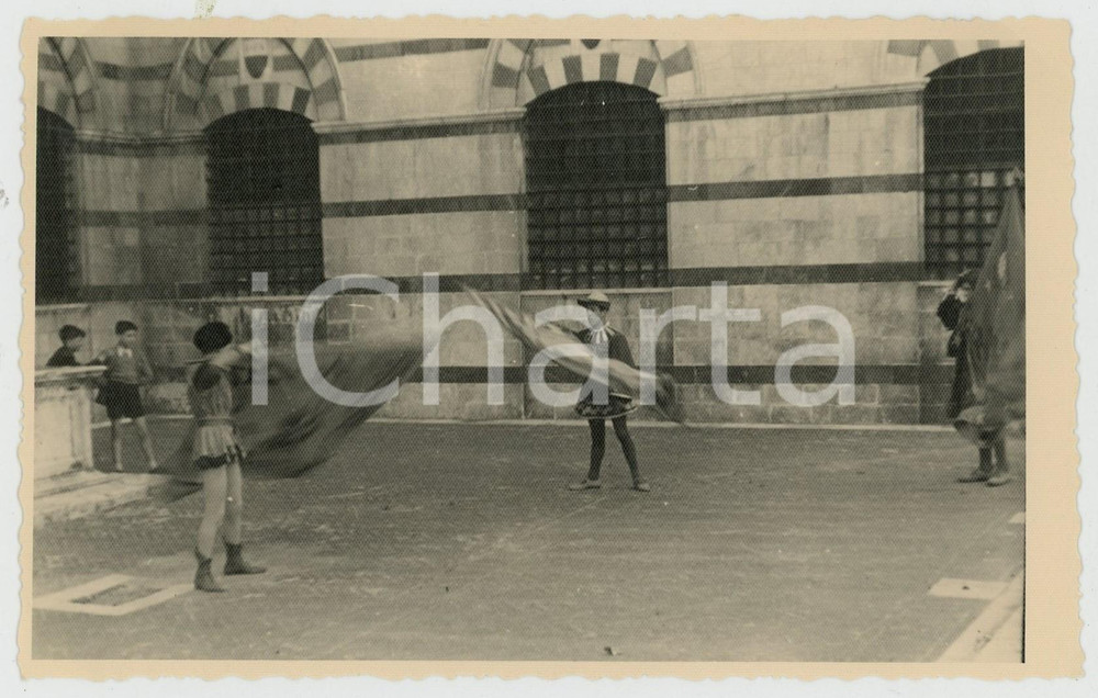 Fotografia d epoca originale 1942 SIENA Corteo storico del Palio  Prove degli sbandieratori Foto cartolina 1