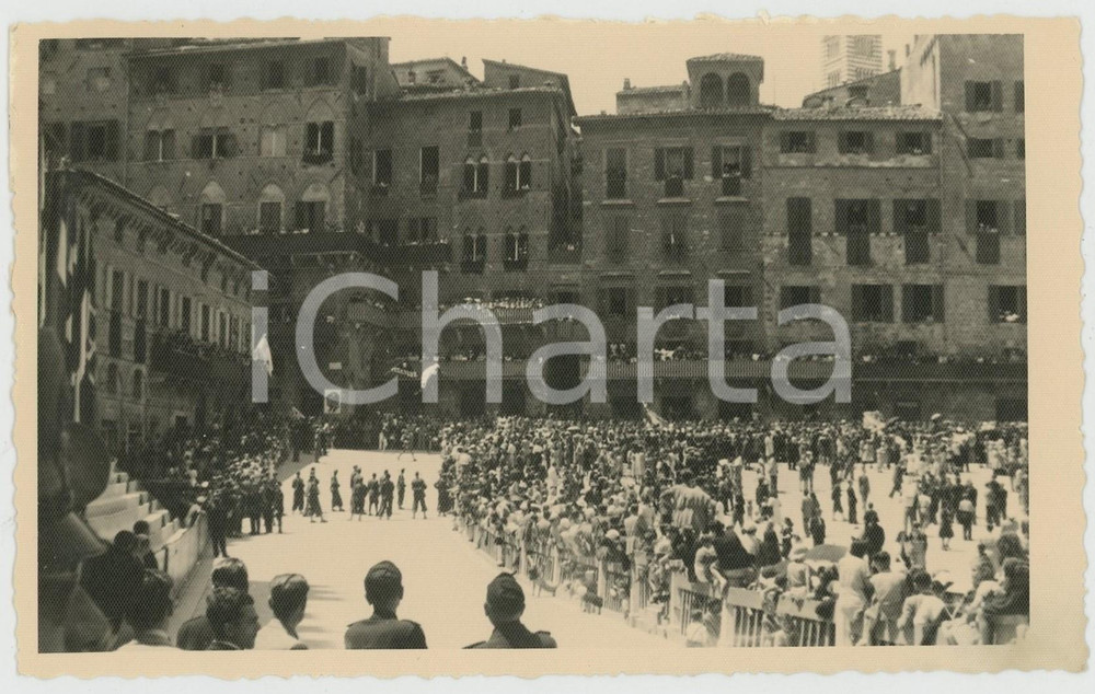 Fotografia d epoca originale 1942 SIENA Corteo storico del Palio  Sbandieratori in attesa Foto cartolina 1