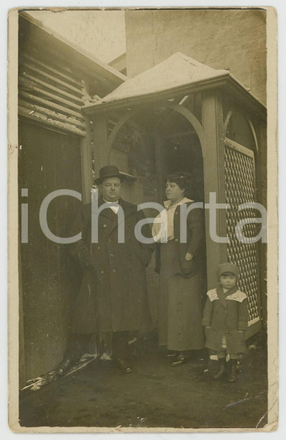 Fotografia d epoca originale 1915 BURY SAINT EDMUNDS Hardwick House  Famiglia italiana sotto la neve Foto 1