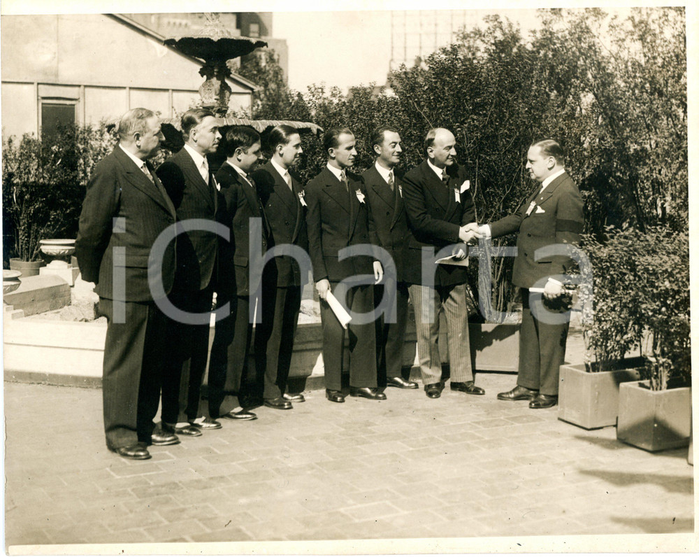 Fotografia d epoca originale 1920 ca USA Delegato ambasciata italiana premia connazionali Foto 25x20 cm 1