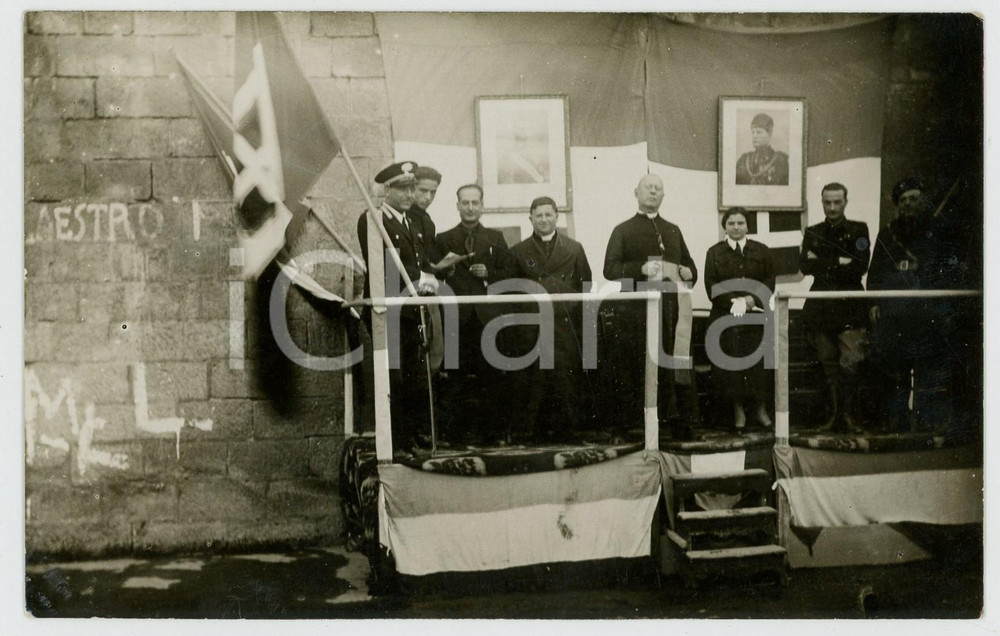 Fotografia d epoca originale 1935 ca ITALIA Premiazione con sacerdote, carabiniere e membri PNF Foto 1
