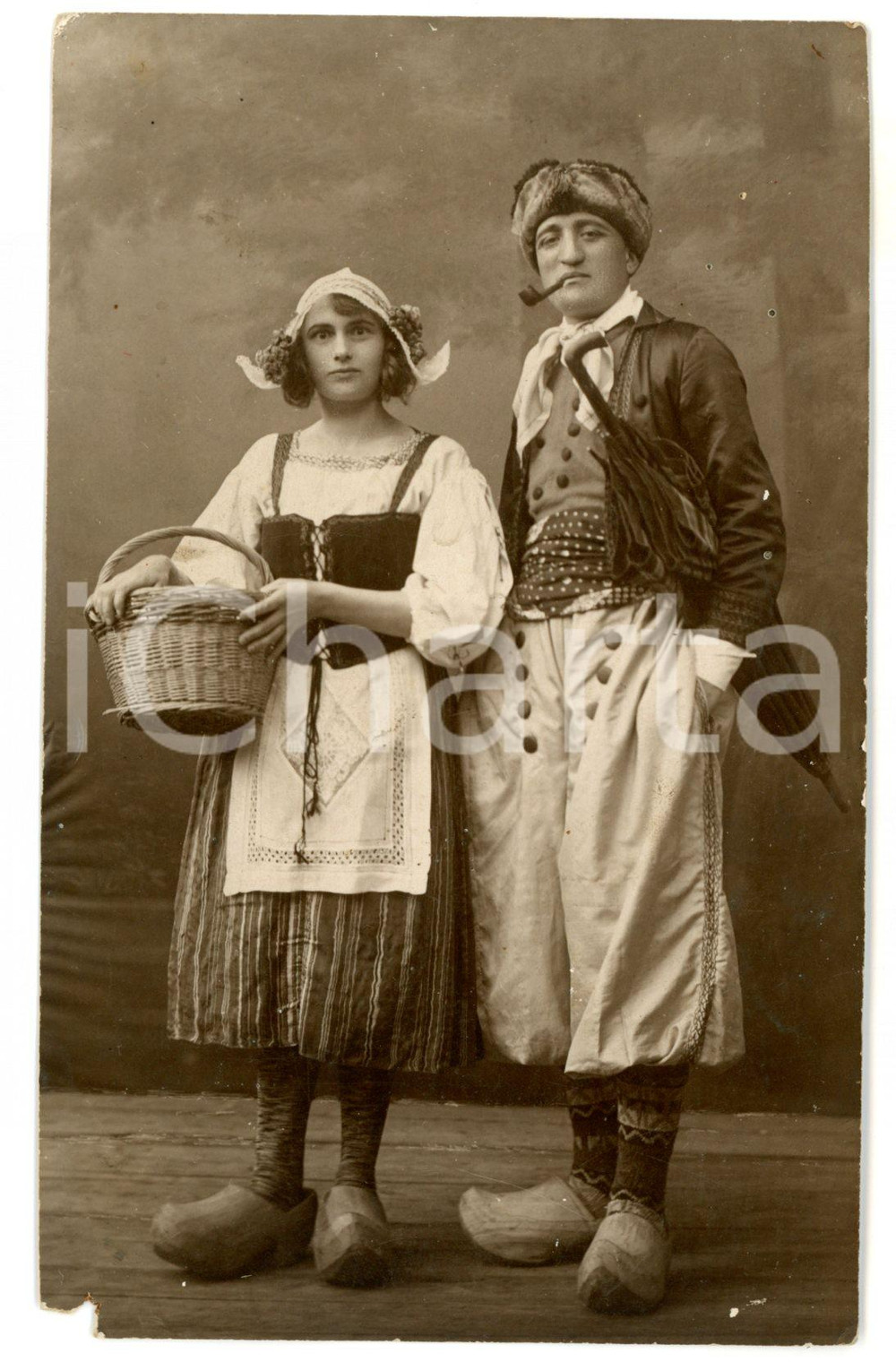 Fotografia d epoca originale 1920 ca ITALIA CARNEVALE Coppia in costume tradizionale olandese Foto CURIOSA 1