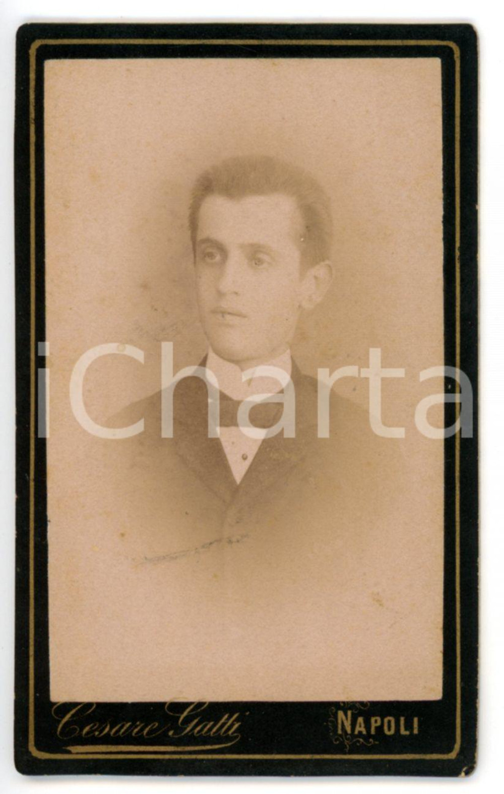 Fotografia d epoca originale 1900 ca NAPOLI Ritratto di giovane uomo in abito scuro Foto Cesare GATTI  CDV 1