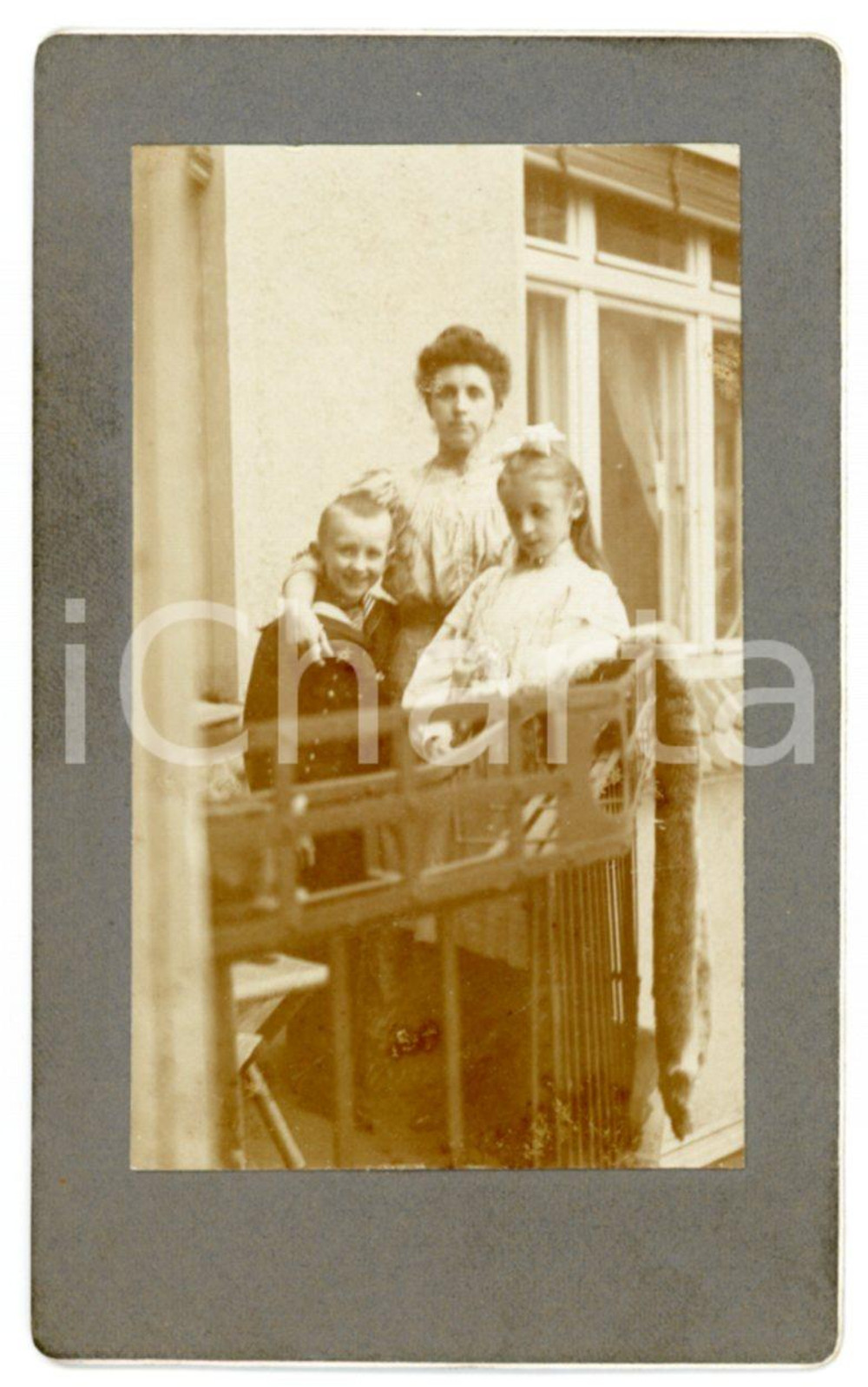 Fotografia d epoca originale 1910 ca ITALIA Madre con due figli al balcone Fotografia VINTAGE CDV 1
