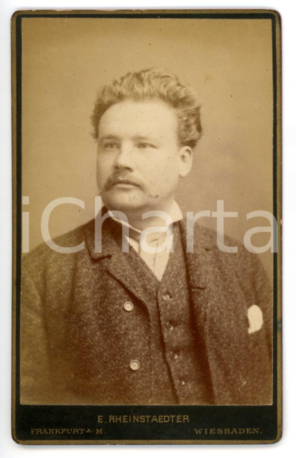 Fotografia d epoca originale 1880 ca FRANKFURTAMMAIN Ritratto maschile in abito scuro Foto RHEINSTAEDTER 1