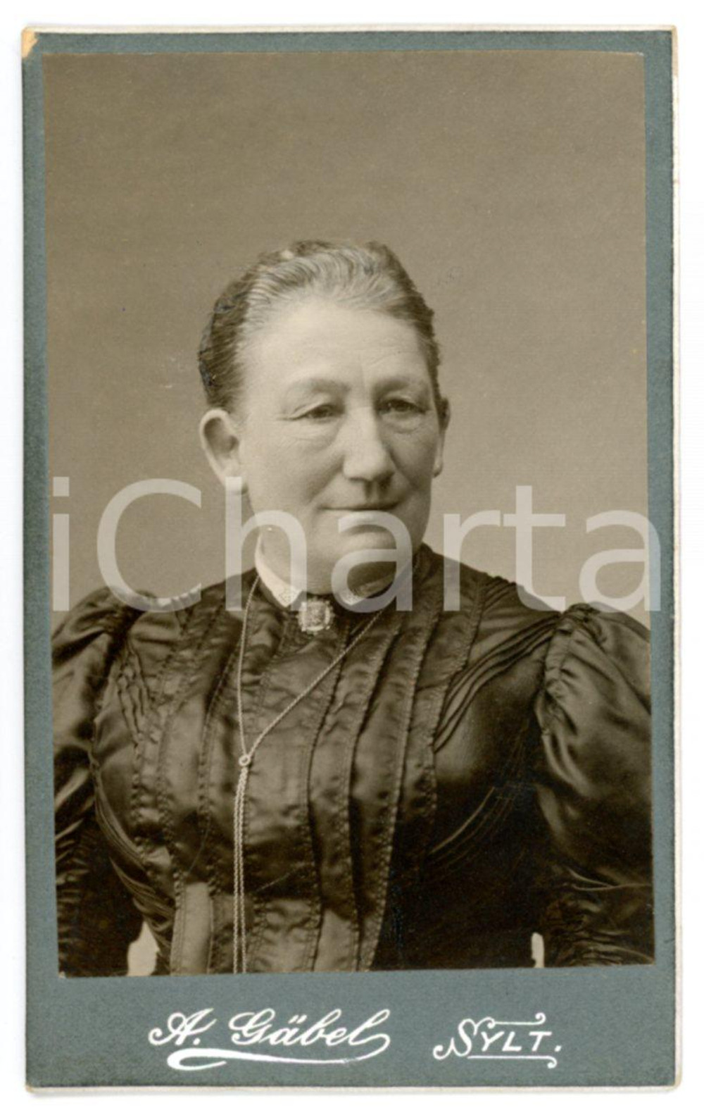Fotografia d epoca originale 1900 ca SYLT GERMANY Anziana donna in abito ricamato Foto GABEL  CDV 1