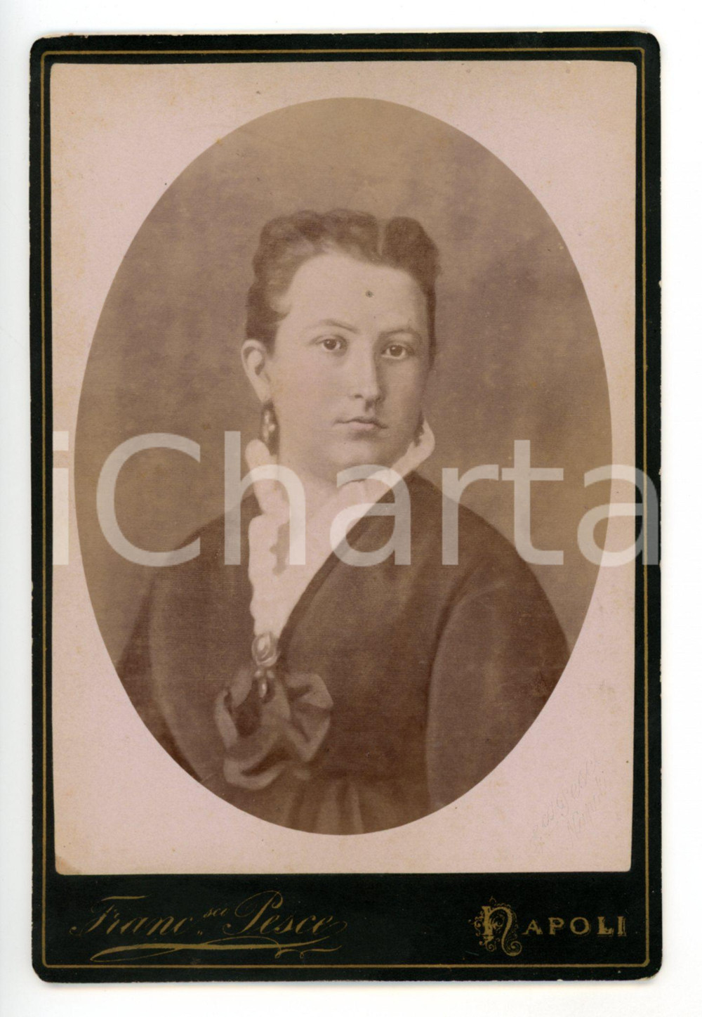 Fotografia d epoca originale 1890 ca NAPOLI Ritratto di donna con colletto in pizzo Foto quadro F. PESCE 1