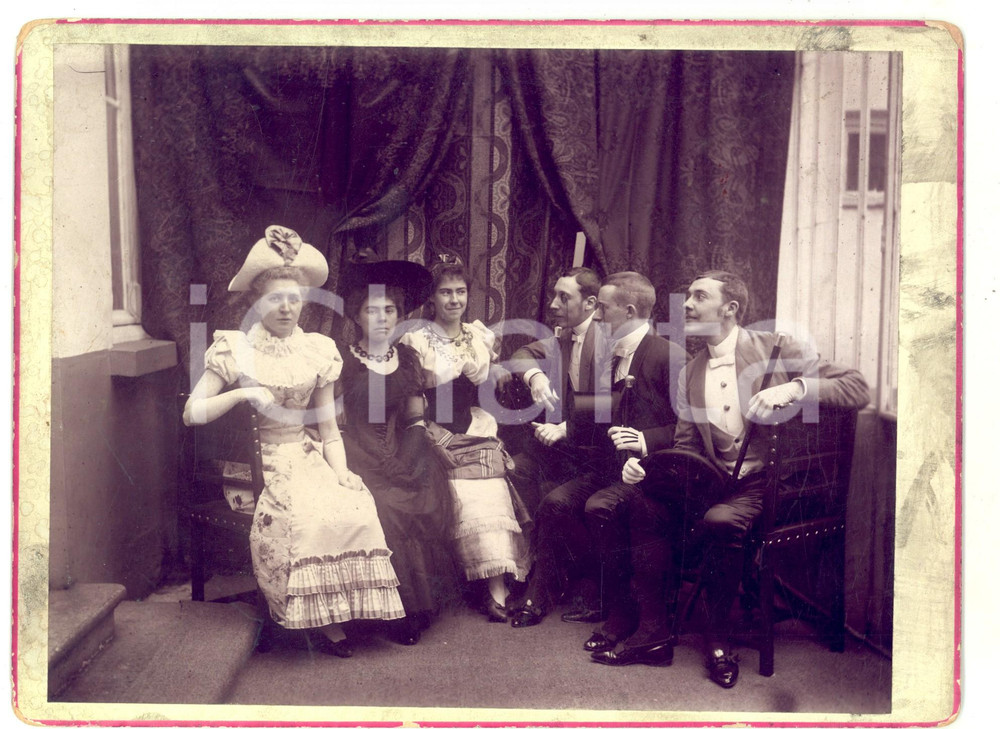 Fotografia d epoca originale 1900 ca AREA ITALIANA Invitati a una festa di CARNEVALE Foto RARA CURIOSA 25x18 1