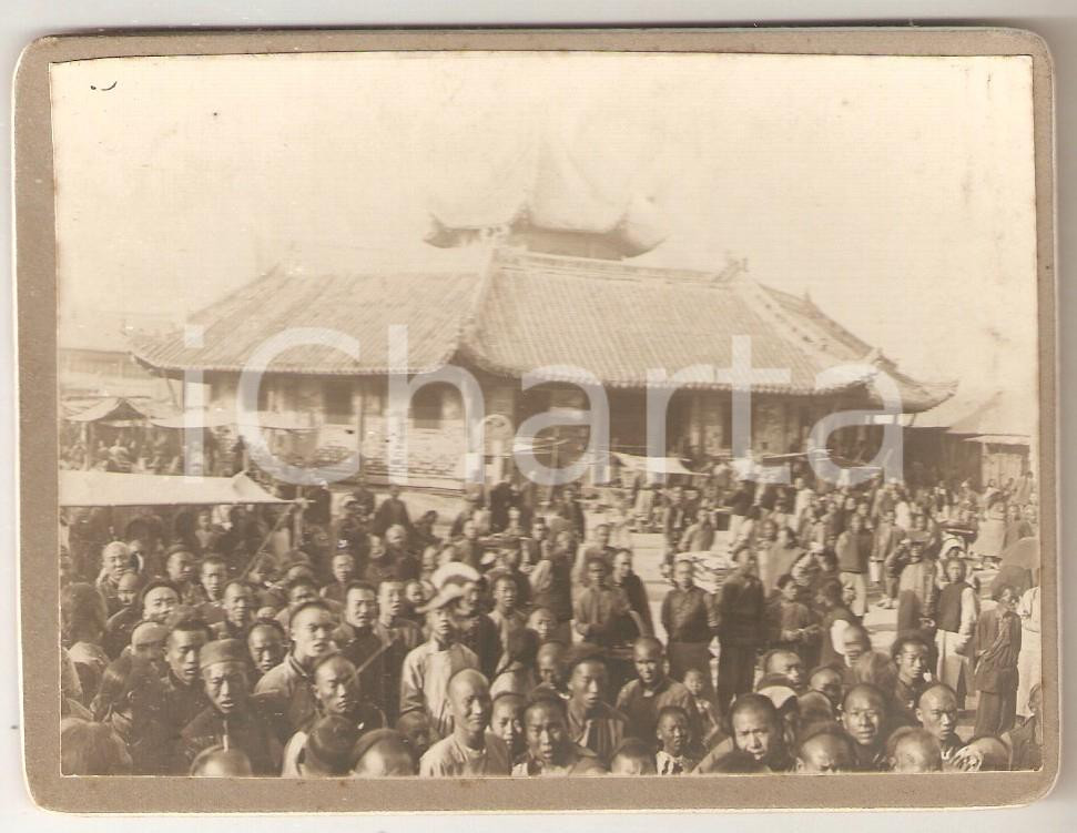 Fotografia d epoca originale 1900 ca CHINA Folla e mercato intorno a pagoda  Foto RARA cm 12 x 9 1