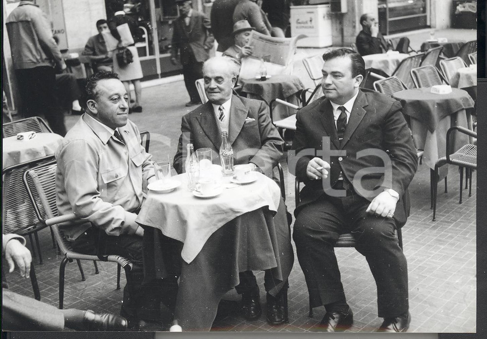Fotografia d epoca originale 1967 RAPALLO A.C. GUY Pino PIACENTINO e Primo DAVID seduti al tavolino di un bar 1