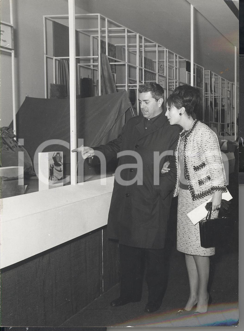 Fotografia d epoca originale 1964 MILANO Rossella COMO e Raffaele PISU visitano la Fiera del Tessile Foto 1