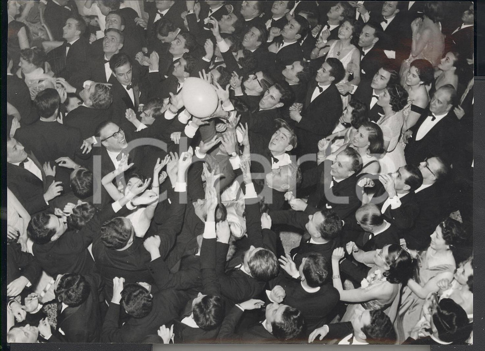 Fotografia d epoca originale 1958 MILANO Ballo della Croce Rossa  Debuttanti giocano con palloncino Foto 1