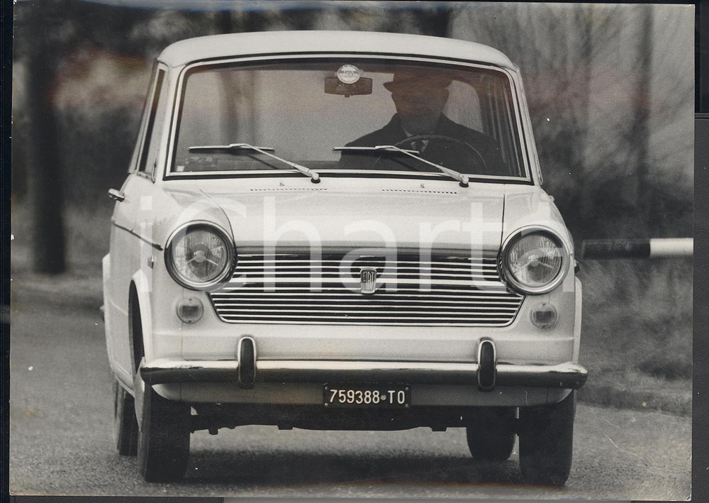 Fotografia d epoca originale 1966 TORINO La nuova automobile FIAT 1100 R Fotografia reportage 18x13 1