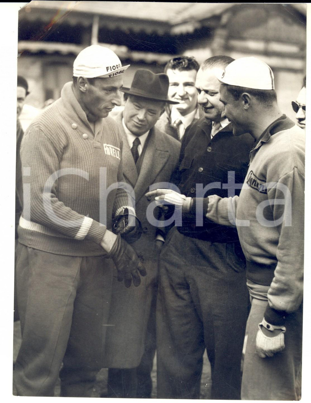 Fotografia d epoca originale 1955 ca CICLISMO MILANOTORINO Ferdi KUBLER Giorgio ALBANI prima della partenza 1