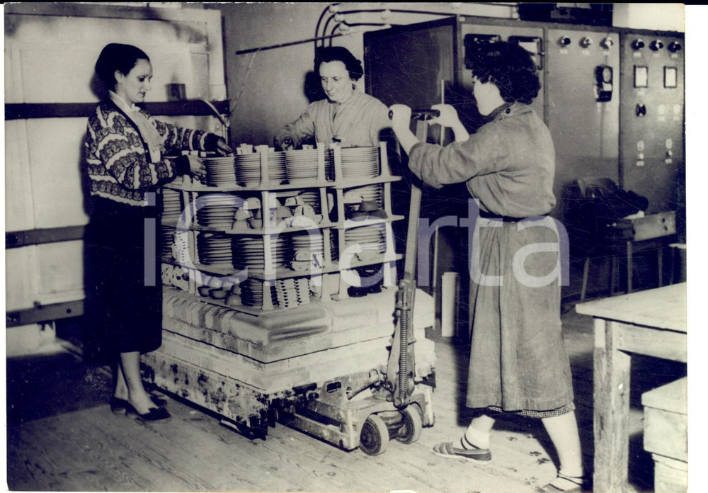 Fotografia d epoca originale 1956 LIMOGES Usine GOUMOTLABESSE prÃ©pare couvert pour les noces prince Ranier 1