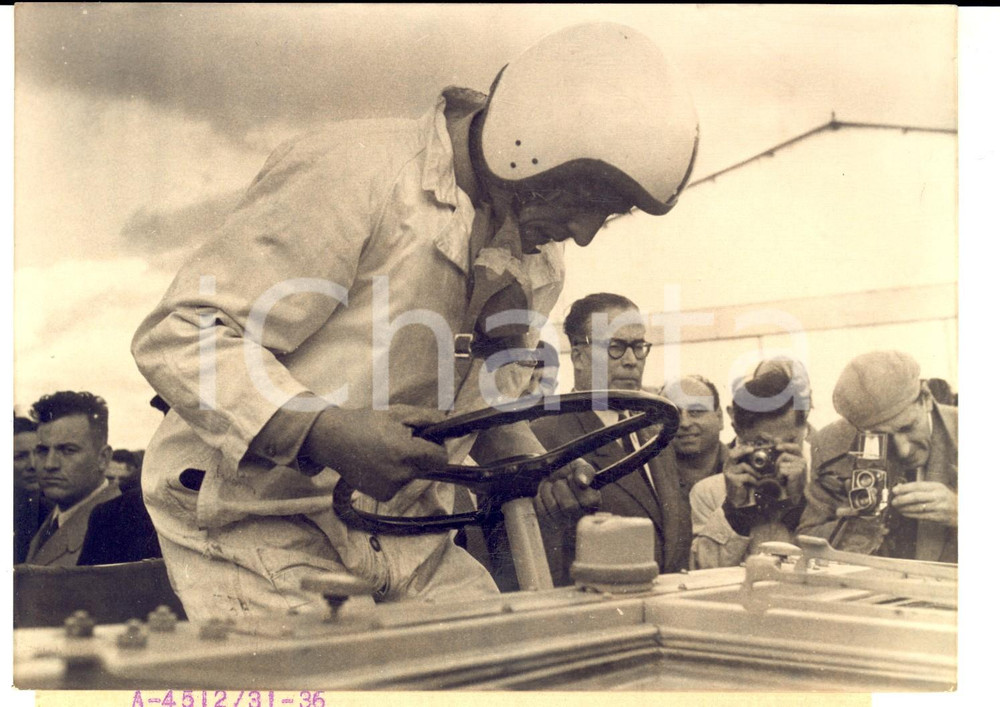 Fotografia d epoca originale 1953 CHELLES Gil DELAMARE expÃ©rimente le volant articulÃ© de PAUTRAL Photo 18x13 1